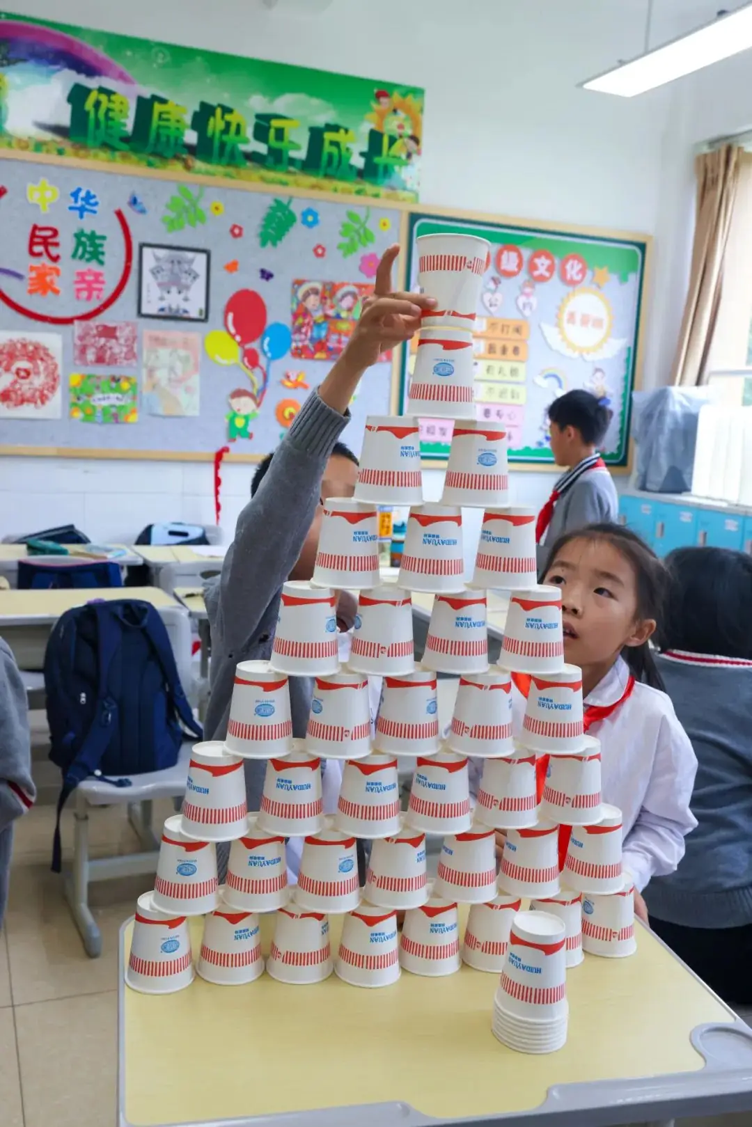 “红领巾 爱祖国”| 棕树营小学2024年“红领巾心向党 在阳光下成长”欢庆“六一”主题队日暨新队员入队仪式活动圆满举行 第126张 “红领巾 爱祖国”| 棕树营小学2024年“红领巾心向党 在阳光下成长”欢庆“六一”主题队日暨新队员入队仪式活动圆满举行 第126张