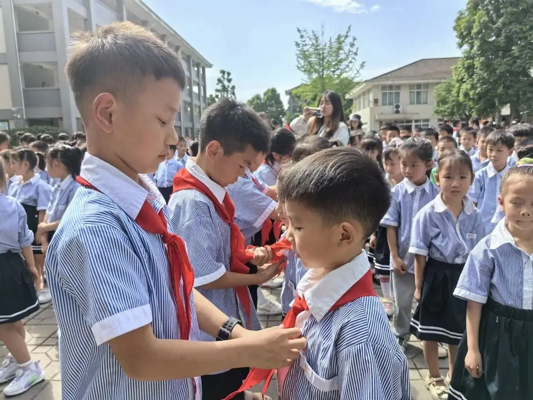 红领巾 爱祖国——记怀远小学教育集团2024年春新队员入队仪式 第16张 红领巾 爱祖国——记怀远小学教育集团2024年春新队员入队仪式 第16张