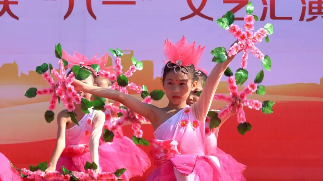 匠心英杰小学举行“红领巾爱祖国”庆六一文艺汇演暨少先队员入队仪式 第10张 匠心英杰小学举行“红领巾爱祖国”庆六一文艺汇演暨少先队员入队仪式 第10张