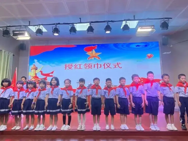 红领巾 爱祖国 ——海口市琼山第九小学一年级首批新生入队仪式 第15张 红领巾 爱祖国 ——海口市琼山第九小学一年级首批新生入队仪式 第15张