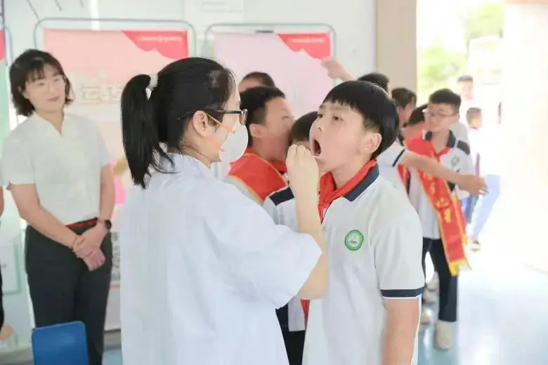 护航成长,与爱童行——月湖小学“学习之星”颁奖典礼暨浙商银行爱心公益庆六一、镇领导莅临我校进行“六一”慰问系列活动 第13张 护航成长,与爱童行——月湖小学“学习之星”颁奖典礼暨浙商银行爱心公益庆六一、镇领导莅临我校进行“六一”慰问系列活动 第13张