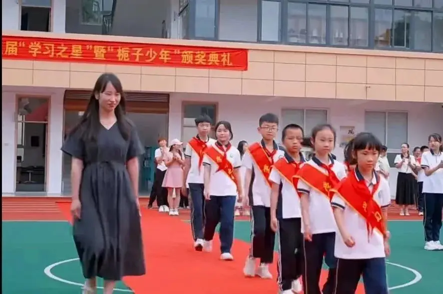 护航成长,与爱童行——月湖小学“学习之星”颁奖典礼暨浙商银行爱心公益庆六一、镇领导莅临我校进行“六一”慰问系列活动 第5张 护航成长,与爱童行——月湖小学“学习之星”颁奖典礼暨浙商银行爱心公益庆六一、镇领导莅临我校进行“六一”慰问系列活动 第5张