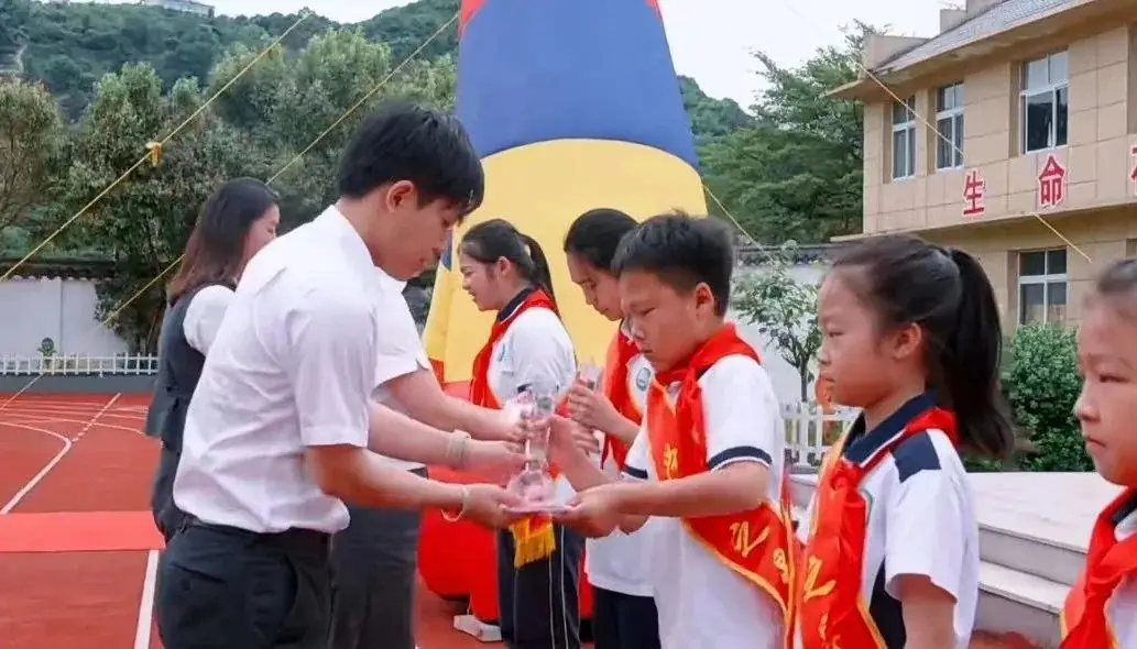 护航成长,与爱童行——月湖小学“学习之星”颁奖典礼暨浙商银行爱心公益庆六一、镇领导莅临我校进行“六一”慰问系列活动 第8张 护航成长,与爱童行——月湖小学“学习之星”颁奖典礼暨浙商银行爱心公益庆六一、镇领导莅临我校进行“六一”慰问系列活动 第8张