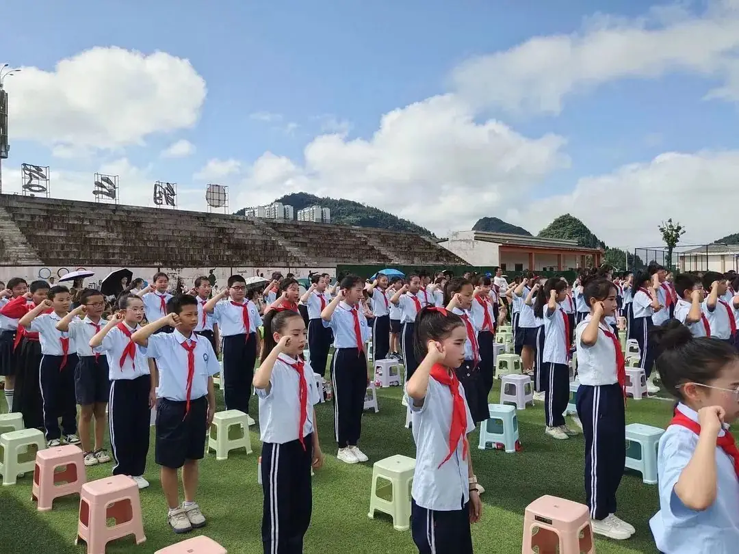 铜仁市第二十小学(学院附小)“红领巾爱祖国”新队员入队暨“六一”文艺汇演主题活动 第44张