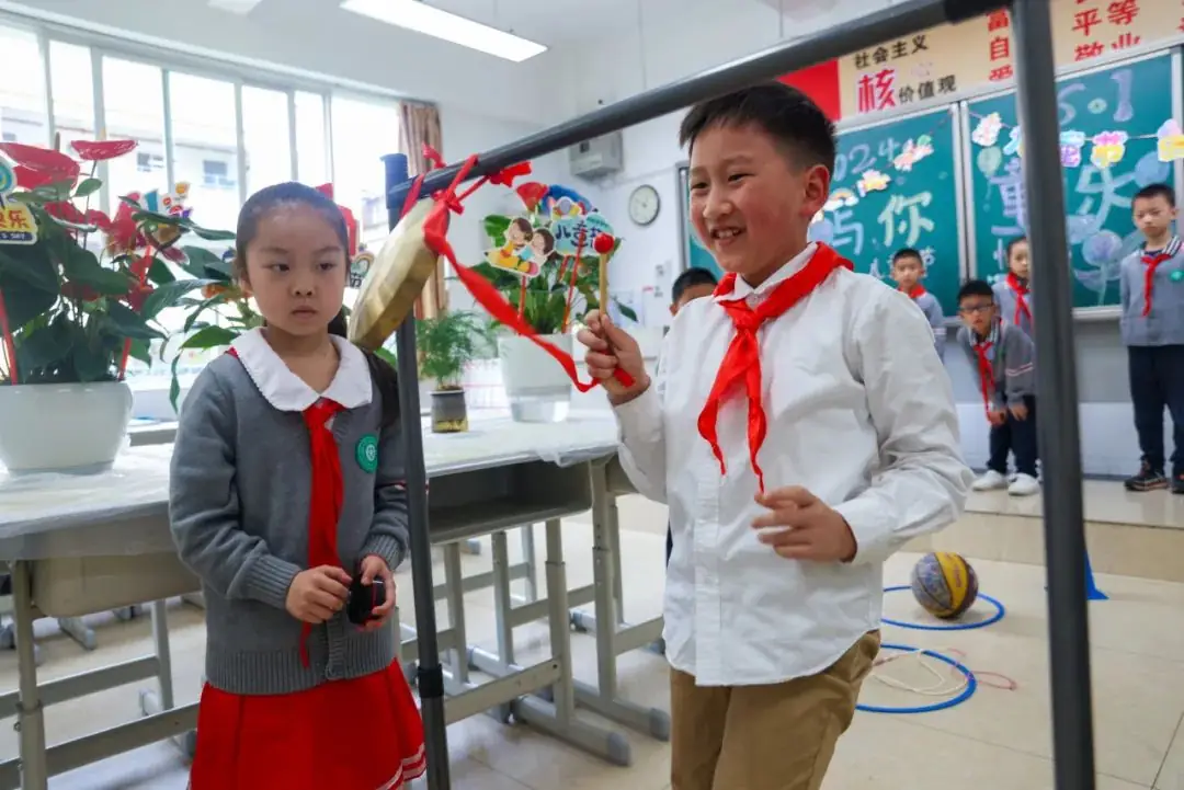 “红领巾 爱祖国”| 棕树营小学2024年“红领巾心向党 在阳光下成长”欢庆“六一”主题队日暨新队员入队仪式活动圆满举行 第86张 “红领巾 爱祖国”| 棕树营小学2024年“红领巾心向党 在阳光下成长”欢庆“六一”主题队日暨新队员入队仪式活动圆满举行 第86张