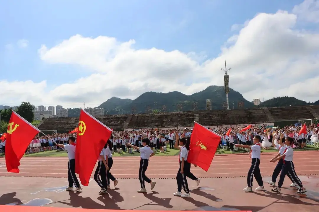 铜仁市第二十小学(学院附小)“红领巾爱祖国”新队员入队暨“六一”文艺汇演主题活动 第27张
