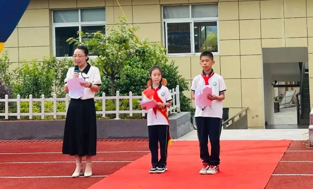 护航成长,与爱童行——月湖小学“学习之星”颁奖典礼暨浙商银行爱心公益庆六一、镇领导莅临我校进行“六一”慰问系列活动 第10张 护航成长,与爱童行——月湖小学“学习之星”颁奖典礼暨浙商银行爱心公益庆六一、镇领导莅临我校进行“六一”慰问系列活动 第10张
