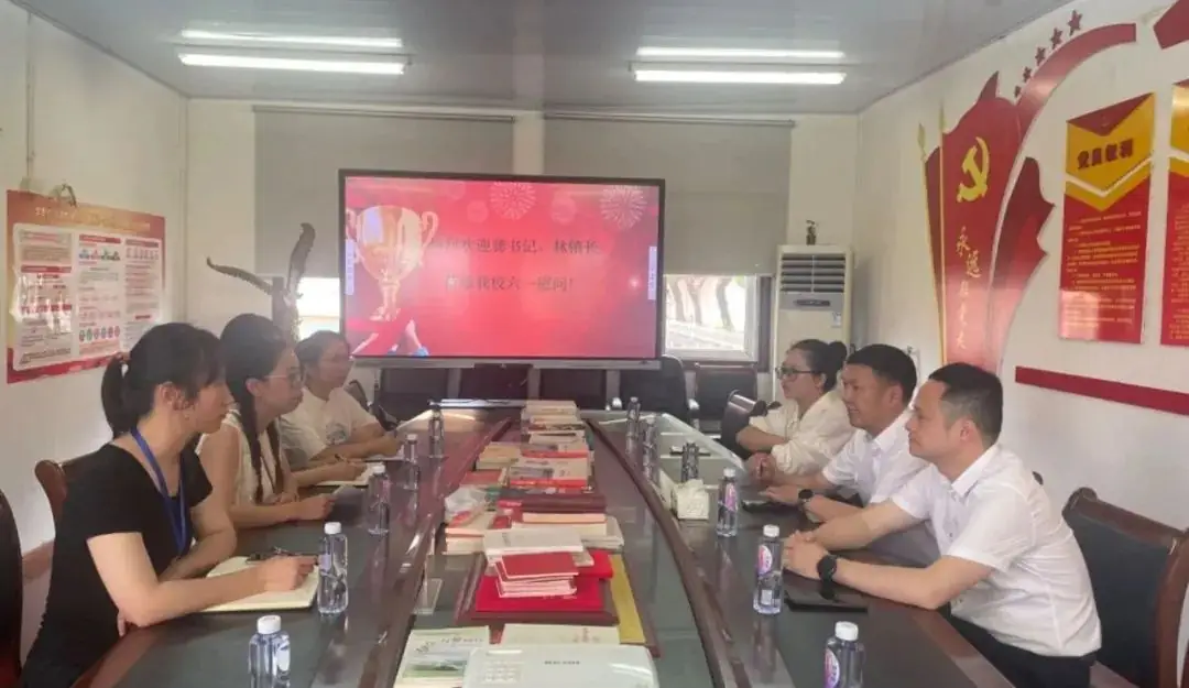 护航成长,与爱童行——月湖小学“学习之星”颁奖典礼暨浙商银行爱心公益庆六一、镇领导莅临我校进行“六一”慰问系列活动 第15张 护航成长,与爱童行——月湖小学“学习之星”颁奖典礼暨浙商银行爱心公益庆六一、镇领导莅临我校进行“六一”慰问系列活动 第15张