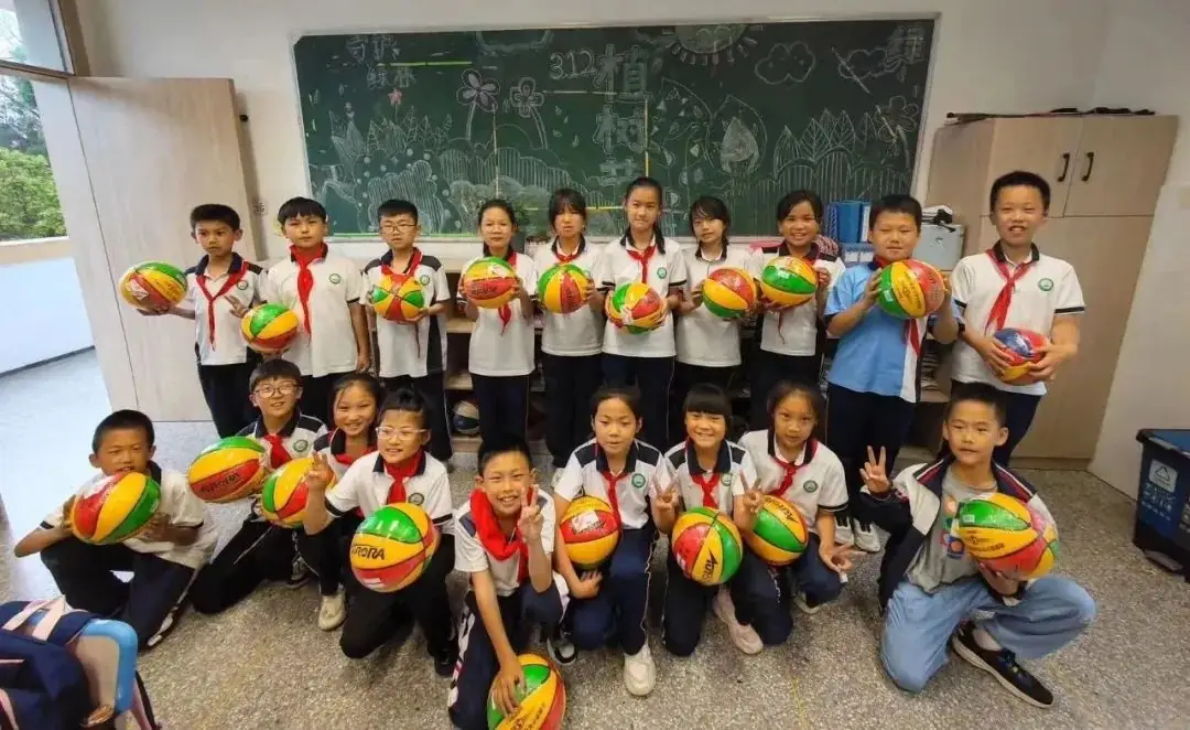 护航成长,与爱童行——月湖小学“学习之星”颁奖典礼暨浙商银行爱心公益庆六一、镇领导莅临我校进行“六一”慰问系列活动 第19张 护航成长,与爱童行——月湖小学“学习之星”颁奖典礼暨浙商银行爱心公益庆六一、镇领导莅临我校进行“六一”慰问系列活动 第19张