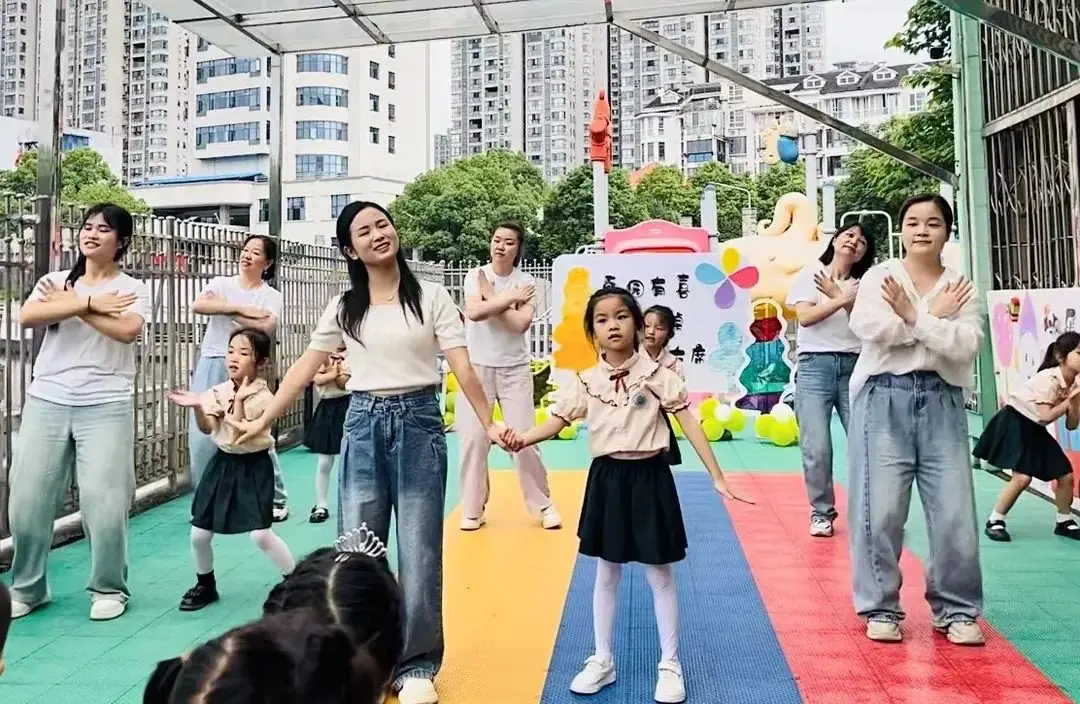 “欢乐六一,趣享成长”——燕子山小学附属幼儿园二部“庆六一”亲子主题活动 第110张 “欢乐六一,趣享成长”——燕子山小学附属幼儿园二部“庆六一”亲子主题活动 第110张