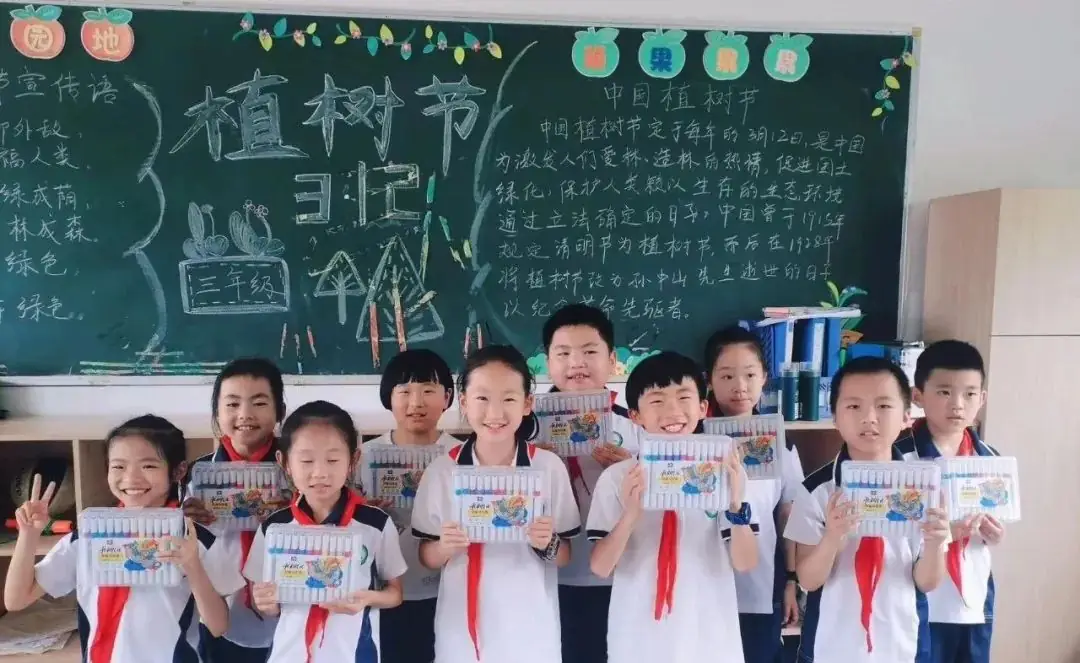 护航成长,与爱童行——月湖小学“学习之星”颁奖典礼暨浙商银行爱心公益庆六一、镇领导莅临我校进行“六一”慰问系列活动 第18张 护航成长,与爱童行——月湖小学“学习之星”颁奖典礼暨浙商银行爱心公益庆六一、镇领导莅临我校进行“六一”慰问系列活动 第18张