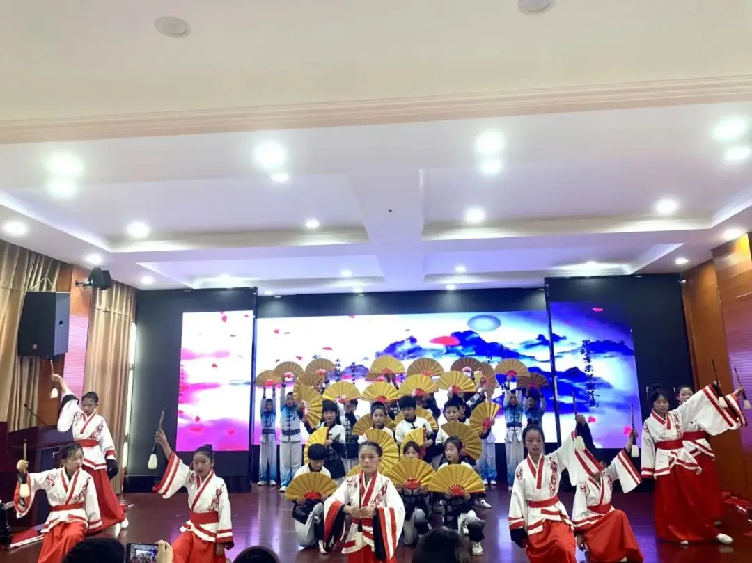 红领巾 爱祖国 ——武阳镇中心小学开展2024年庆“六一”文艺展演暨落实“双减”课后服务成果汇报活动 第29张 红领巾 爱祖国 ——武阳镇中心小学开展2024年庆“六一”文艺展演暨落实“双减”课后服务成果汇报活动 第29张