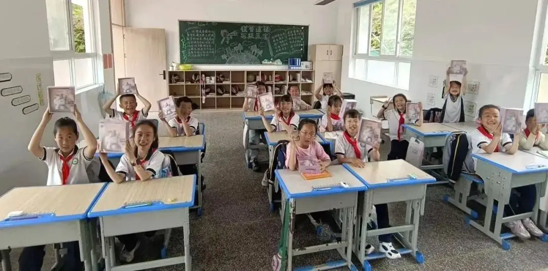 护航成长,与爱童行——月湖小学“学习之星”颁奖典礼暨浙商银行爱心公益庆六一、镇领导莅临我校进行“六一”慰问系列活动 第17张 护航成长,与爱童行——月湖小学“学习之星”颁奖典礼暨浙商银行爱心公益庆六一、镇领导莅临我校进行“六一”慰问系列活动 第17张