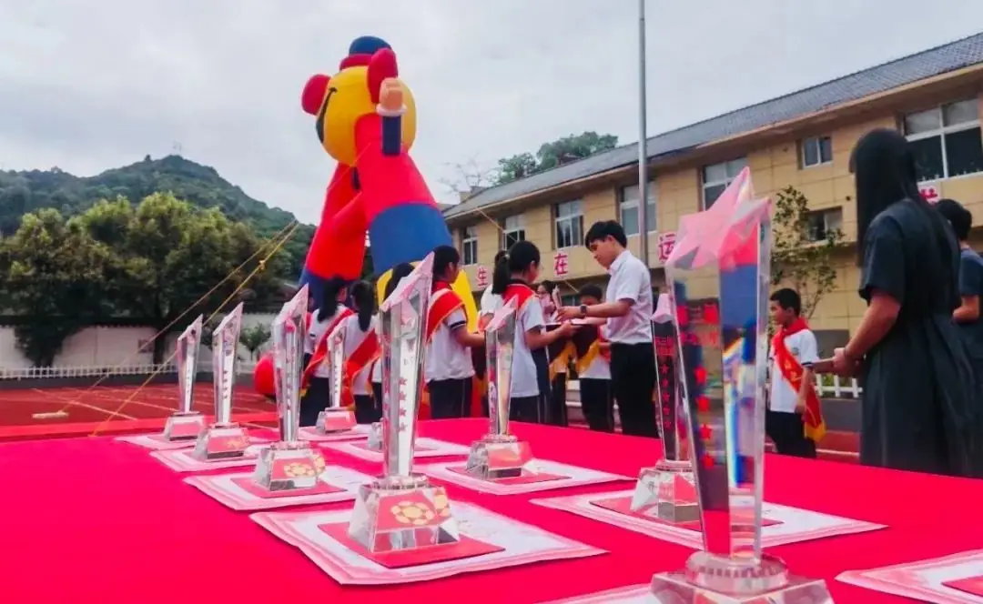 护航成长,与爱童行——月湖小学“学习之星”颁奖典礼暨浙商银行爱心公益庆六一、镇领导莅临我校进行“六一”慰问系列活动 第2张 护航成长,与爱童行——月湖小学“学习之星”颁奖典礼暨浙商银行爱心公益庆六一、镇领导莅临我校进行“六一”慰问系列活动 第2张
