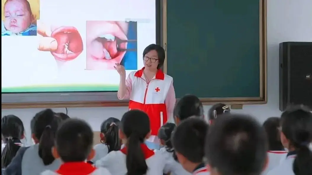 护航成长,与爱童行——月湖小学“学习之星”颁奖典礼暨浙商银行爱心公益庆六一、镇领导莅临我校进行“六一”慰问系列活动 第14张 护航成长,与爱童行——月湖小学“学习之星”颁奖典礼暨浙商银行爱心公益庆六一、镇领导莅临我校进行“六一”慰问系列活动 第14张