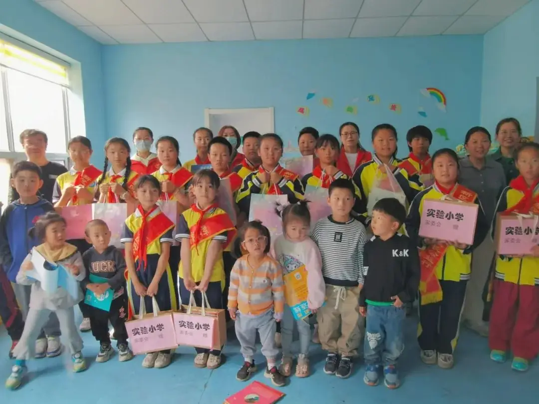 【实验小学·全环境立德树人】叮咚!来自夏天的告白——青岛西海岸新区实验小学举行“争做新时代好少年”欢庆“六一”活动 第12张 【实验小学·全环境立德树人】叮咚!来自夏天的告白——青岛西海岸新区实验小学举行“争做新时代好少年”欢庆“六一”活动 第12张