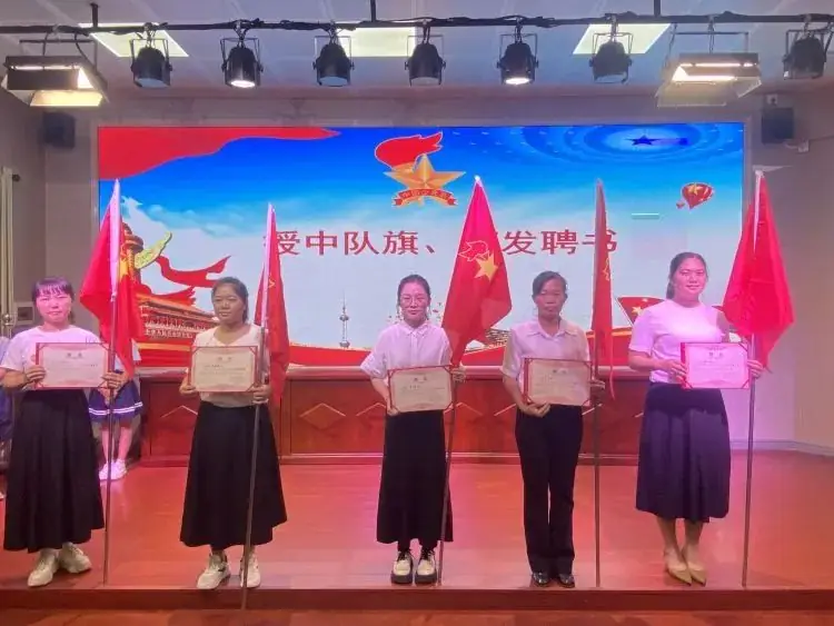 红领巾 爱祖国 ——海口市琼山第九小学一年级首批新生入队仪式 第20张 红领巾 爱祖国 ——海口市琼山第九小学一年级首批新生入队仪式 第20张