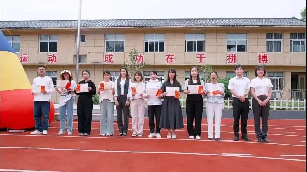 护航成长,与爱童行——月湖小学“学习之星”颁奖典礼暨浙商银行爱心公益庆六一、镇领导莅临我校进行“六一”慰问系列活动 第11张 护航成长,与爱童行——月湖小学“学习之星”颁奖典礼暨浙商银行爱心公益庆六一、镇领导莅临我校进行“六一”慰问系列活动 第11张