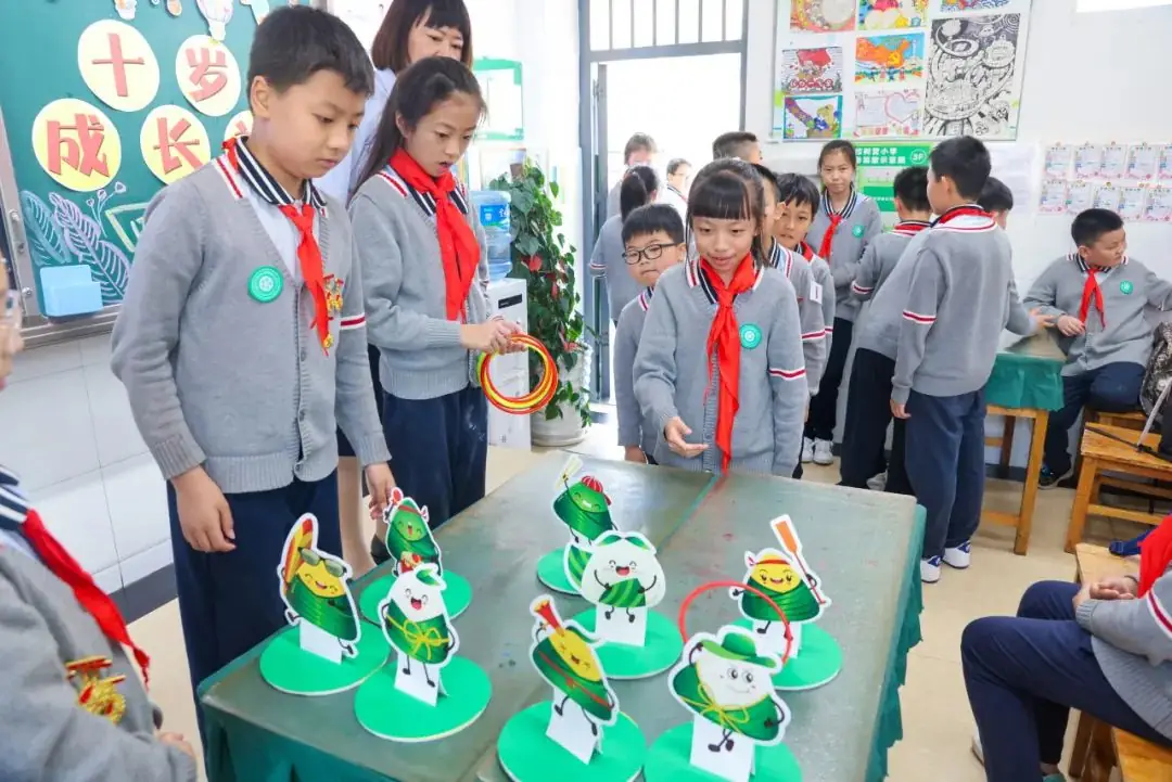 “红领巾 爱祖国”| 棕树营小学2024年“红领巾心向党 在阳光下成长”欢庆“六一”主题队日暨新队员入队仪式活动圆满举行 第138张 “红领巾 爱祖国”| 棕树营小学2024年“红领巾心向党 在阳光下成长”欢庆“六一”主题队日暨新队员入队仪式活动圆满举行 第138张