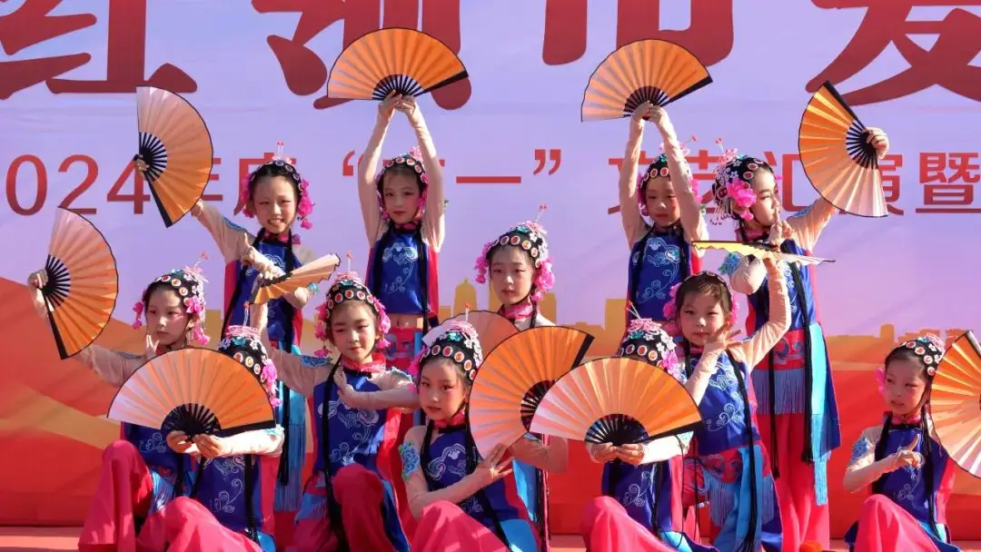 匠心英杰小学举行“红领巾爱祖国”庆六一文艺汇演暨少先队员入队仪式 第15张 匠心英杰小学举行“红领巾爱祖国”庆六一文艺汇演暨少先队员入队仪式 第15张