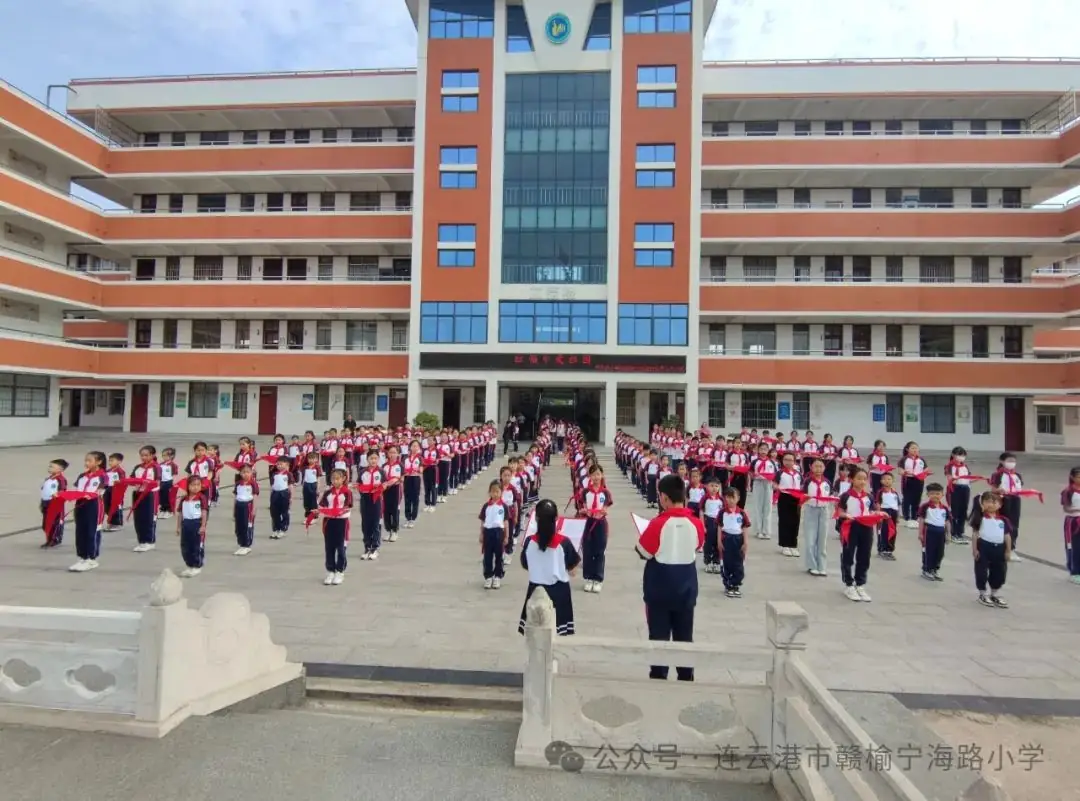 红领巾爱祖国——宁海路小学一年级新队员入队仪式 第9张 红领巾爱祖国——宁海路小学一年级新队员入队仪式 第9张