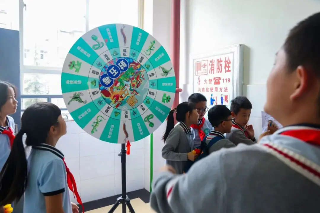 “红领巾 爱祖国”| 棕树营小学2024年“红领巾心向党 在阳光下成长”欢庆“六一”主题队日暨新队员入队仪式活动圆满举行 第151张 “红领巾 爱祖国”| 棕树营小学2024年“红领巾心向党 在阳光下成长”欢庆“六一”主题队日暨新队员入队仪式活动圆满举行 第151张