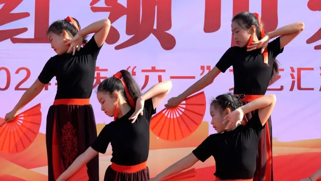 匠心英杰小学举行“红领巾爱祖国”庆六一文艺汇演暨少先队员入队仪式 第14张 匠心英杰小学举行“红领巾爱祖国”庆六一文艺汇演暨少先队员入队仪式 第14张