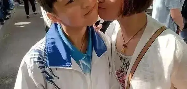 初三生父亲晒出女儿中考图,看哭万人: 孩子,读书虽苦,却是最容易的那条! 第8张 初三生父亲晒出女儿中考图,看哭万人: 孩子,读书虽苦,却是最容易的那条! 第8张