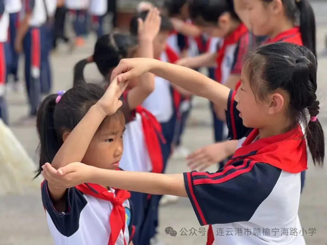 红领巾爱祖国——宁海路小学一年级新队员入队仪式 第16张 红领巾爱祖国——宁海路小学一年级新队员入队仪式 第16张