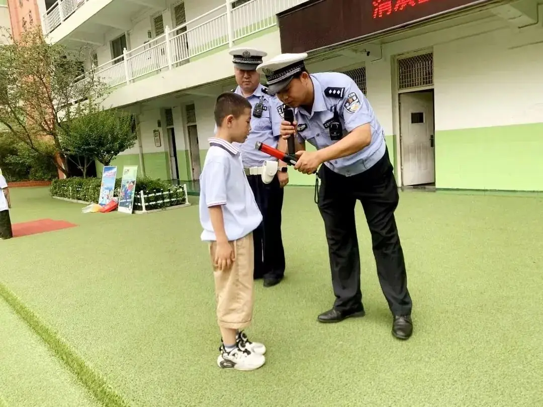 【东四路小学‖安全】道路千万条 安全第一条—“交通安全”主题教育活动 第7张 【东四路小学‖安全】道路千万条 安全第一条—“交通安全”主题教育活动 第7张