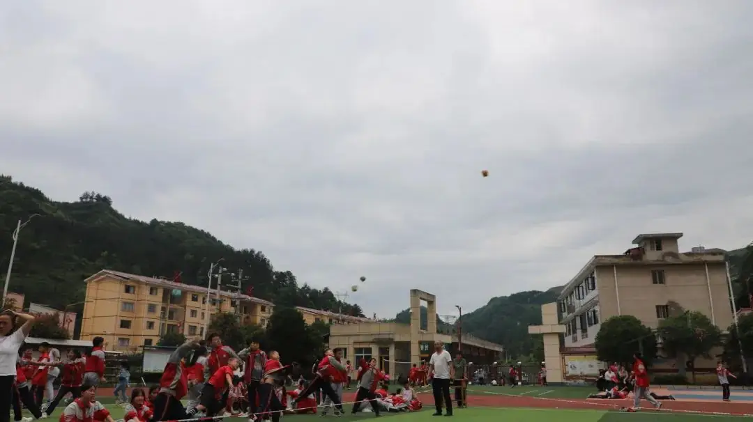 【校园动态】道坪谷龙小学“暖童心护成长 携手'黔'行”主题庆“六·一”文艺汇演 第51张 【校园动态】道坪谷龙小学“暖童心护成长 携手'黔'行”主题庆“六·一”文艺汇演 第51张
