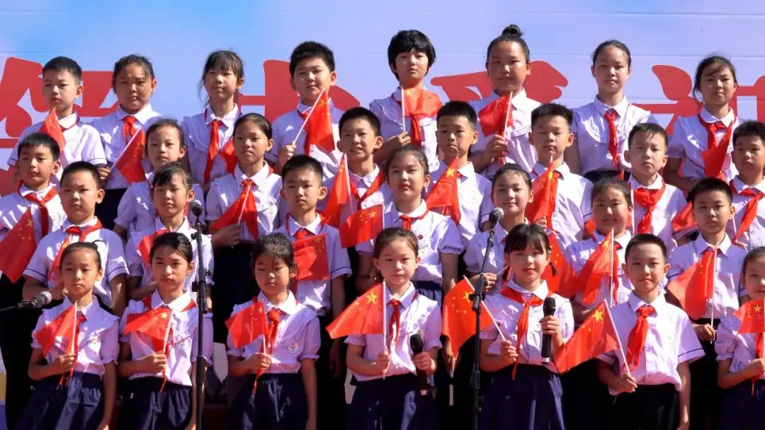 匠心英杰小学举行“红领巾爱祖国”庆六一文艺汇演暨少先队员入队仪式 第16张 匠心英杰小学举行“红领巾爱祖国”庆六一文艺汇演暨少先队员入队仪式 第16张