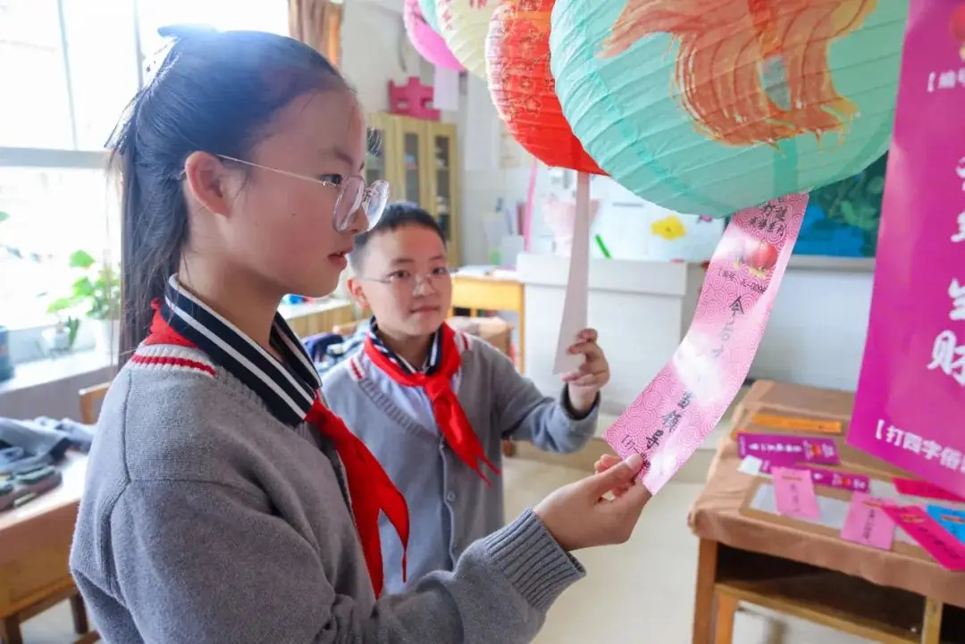 “红领巾 爱祖国”| 棕树营小学2024年“红领巾心向党 在阳光下成长”欢庆“六一”主题队日暨新队员入队仪式活动圆满举行 第141张 “红领巾 爱祖国”| 棕树营小学2024年“红领巾心向党 在阳光下成长”欢庆“六一”主题队日暨新队员入队仪式活动圆满举行 第141张