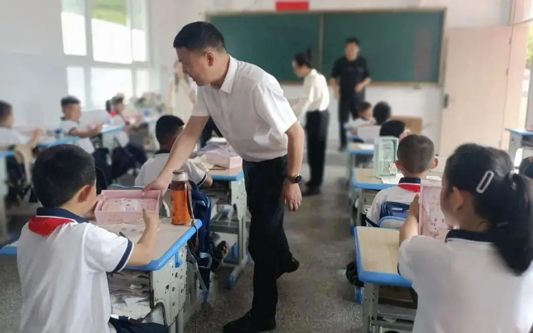 护航成长,与爱童行——月湖小学“学习之星”颁奖典礼暨浙商银行爱心公益庆六一、镇领导莅临我校进行“六一”慰问系列活动 第16张 护航成长,与爱童行——月湖小学“学习之星”颁奖典礼暨浙商银行爱心公益庆六一、镇领导莅临我校进行“六一”慰问系列活动 第16张