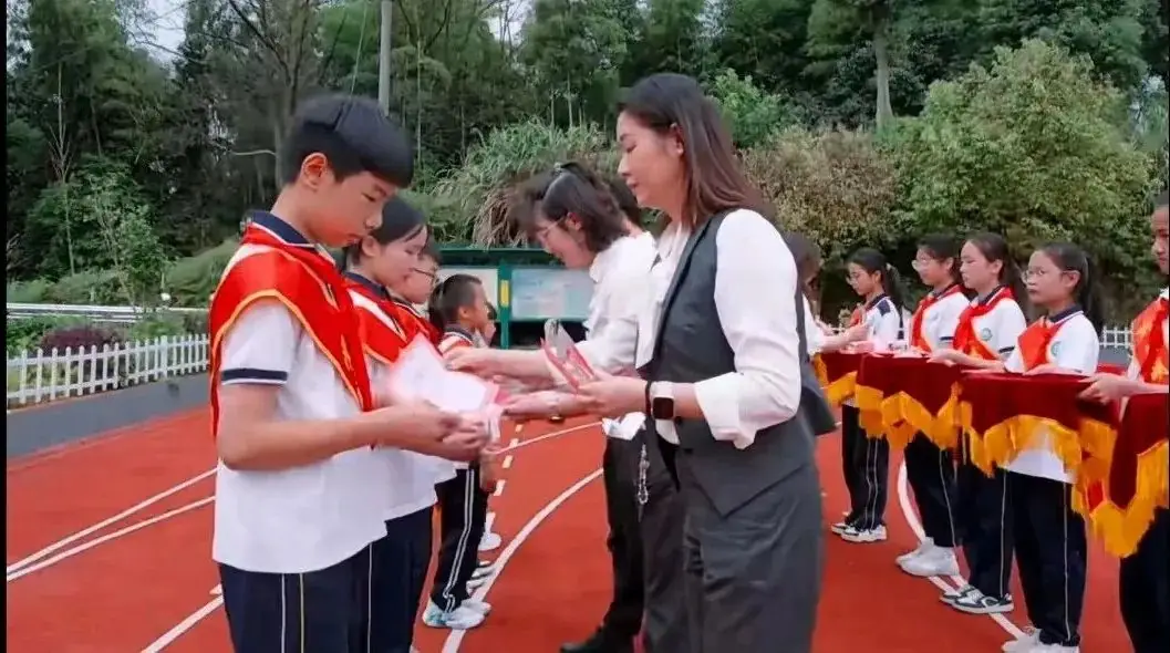 护航成长,与爱童行——月湖小学“学习之星”颁奖典礼暨浙商银行爱心公益庆六一、镇领导莅临我校进行“六一”慰问系列活动 第7张 护航成长,与爱童行——月湖小学“学习之星”颁奖典礼暨浙商银行爱心公益庆六一、镇领导莅临我校进行“六一”慰问系列活动 第7张