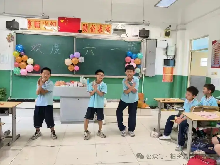 舞动童年 快乐六一——柏乡县槐阳小学四年级六一儿童节班级活动 第8张 舞动童年 快乐六一——柏乡县槐阳小学四年级六一儿童节班级活动 第8张