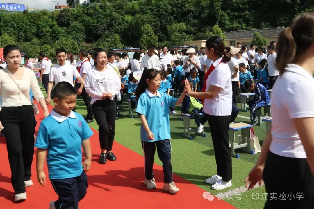 红领巾爱祖国——印江自治县小学第一集团举行2023级首批新队员入队仪式 第8张