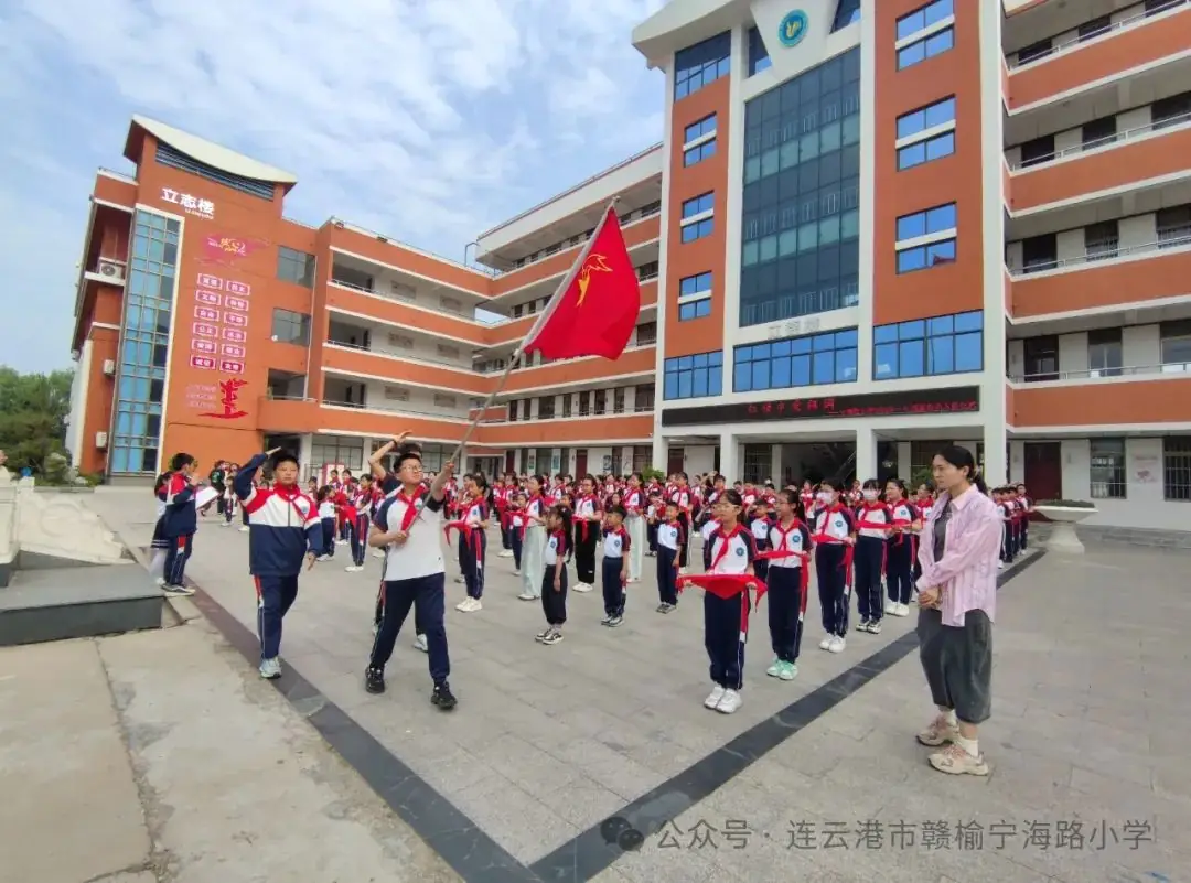 红领巾爱祖国——宁海路小学一年级新队员入队仪式 第11张 红领巾爱祖国——宁海路小学一年级新队员入队仪式 第11张