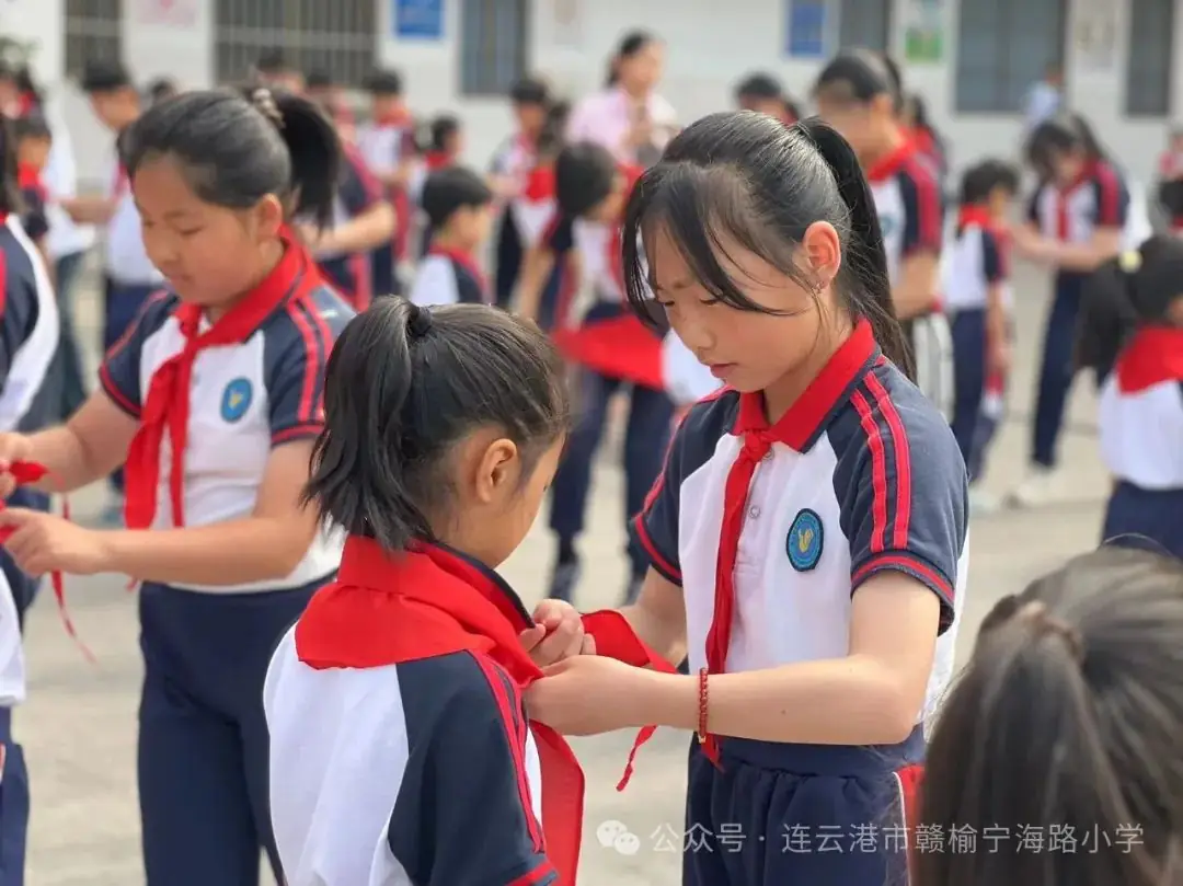 红领巾爱祖国——宁海路小学一年级新队员入队仪式 第15张 红领巾爱祖国——宁海路小学一年级新队员入队仪式 第15张