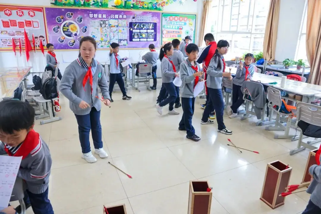 “红领巾 爱祖国”| 棕树营小学2024年“红领巾心向党 在阳光下成长”欢庆“六一”主题队日暨新队员入队仪式活动圆满举行 第133张 “红领巾 爱祖国”| 棕树营小学2024年“红领巾心向党 在阳光下成长”欢庆“六一”主题队日暨新队员入队仪式活动圆满举行 第133张