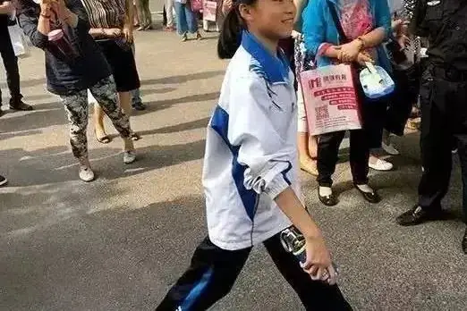 初三生父亲晒出女儿中考图,看哭万人: 孩子,读书虽苦,却是最容易的那条! 第7张 初三生父亲晒出女儿中考图,看哭万人: 孩子,读书虽苦,却是最容易的那条! 第7张