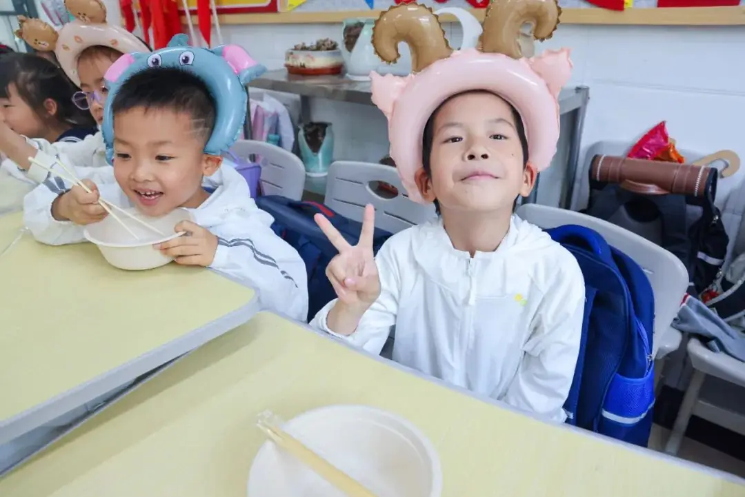 “红领巾 爱祖国”| 棕树营小学2024年“红领巾心向党 在阳光下成长”欢庆“六一”主题队日暨新队员入队仪式活动圆满举行 第54张 “红领巾 爱祖国”| 棕树营小学2024年“红领巾心向党 在阳光下成长”欢庆“六一”主题队日暨新队员入队仪式活动圆满举行 第54张
