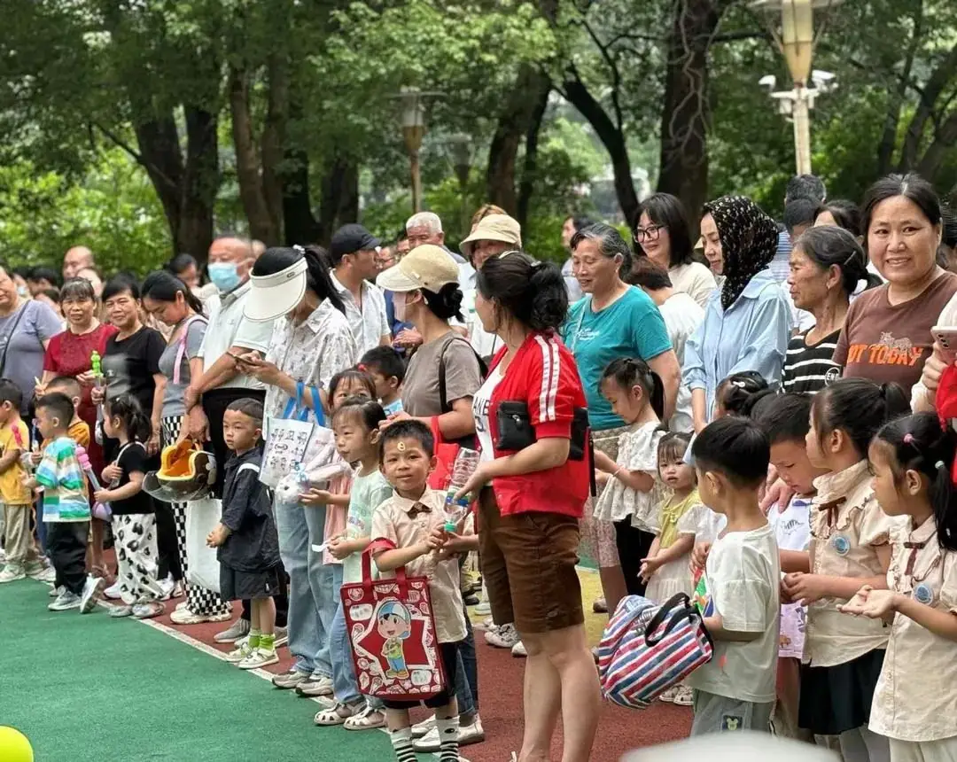 “欢乐六一,趣享成长”——燕子山小学附属幼儿园二部“庆六一”亲子主题活动 第53张 “欢乐六一,趣享成长”——燕子山小学附属幼儿园二部“庆六一”亲子主题活动 第53张