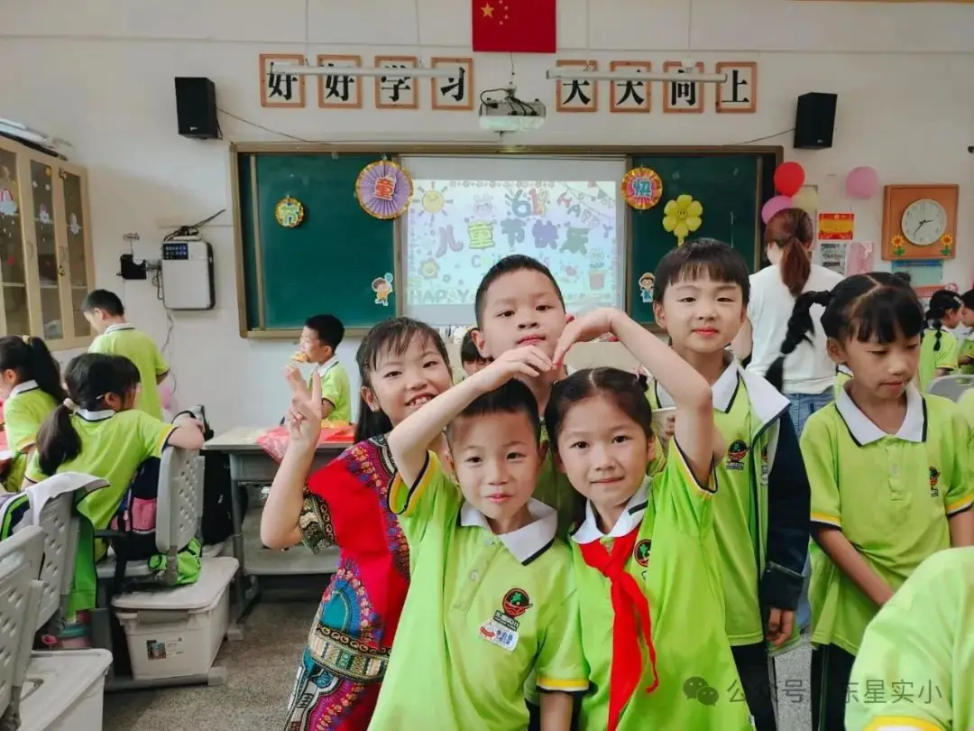 红领巾爱祖国 唱红歌颂党恩——东星实验小学2024年“六一”艺术节暨家校共育表彰活动 第103张 红领巾爱祖国 唱红歌颂党恩——东星实验小学2024年“六一”艺术节暨家校共育表彰活动 第103张