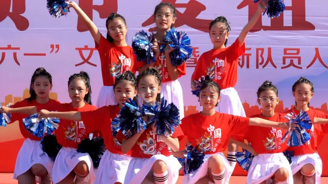 匠心英杰小学举行“红领巾爱祖国”庆六一文艺汇演暨少先队员入队仪式 第11张 匠心英杰小学举行“红领巾爱祖国”庆六一文艺汇演暨少先队员入队仪式 第11张