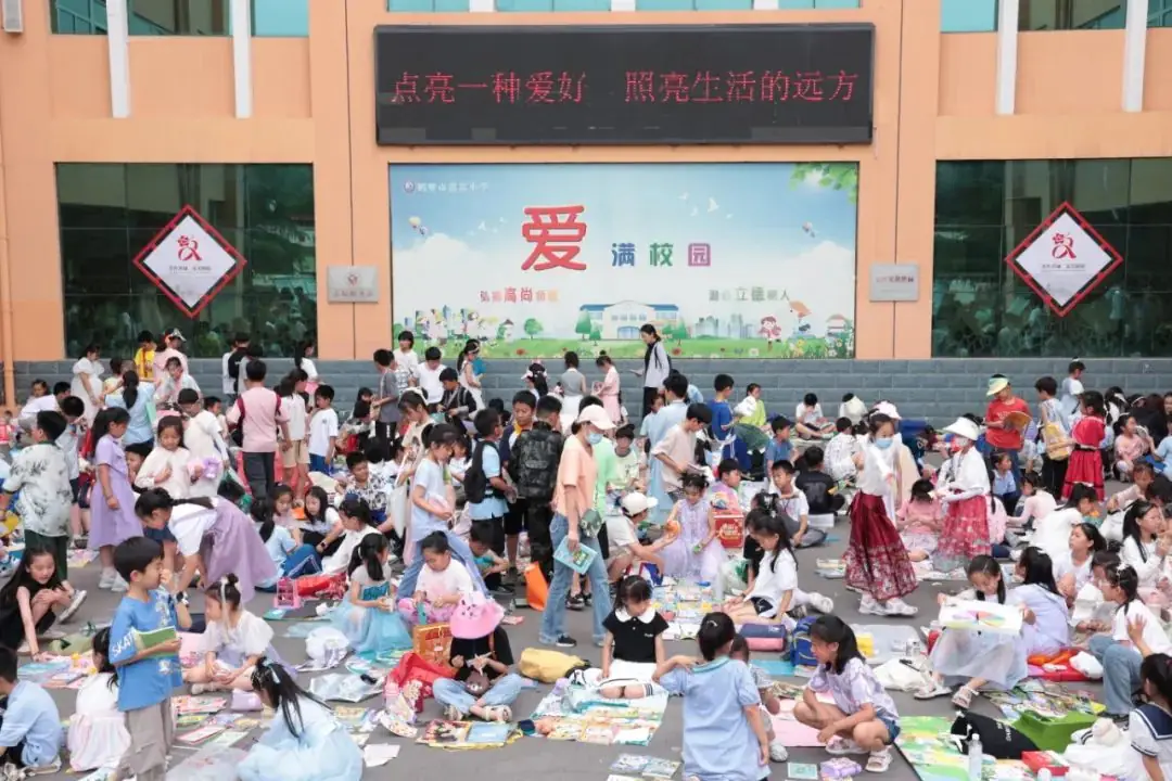 鹤壁市淇滨小学2024年读书节活动 之“跳蚤书市” 第2张 鹤壁市淇滨小学2024年读书节活动 之“跳蚤书市” 第2张