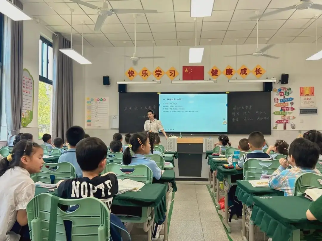 朝阳路第二小学举行新队员入队仪式 第14张