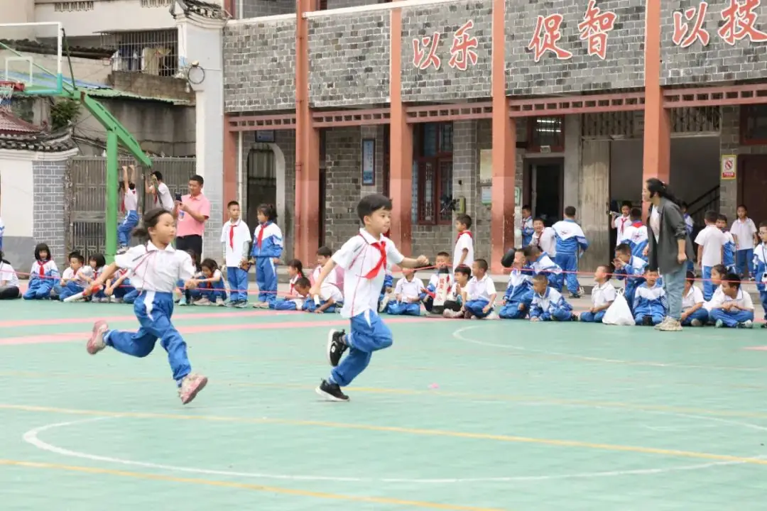 红领巾相约中国梦——黎平县城关第一小学举行庆“六一”表扬大会暨文艺表演 第29张