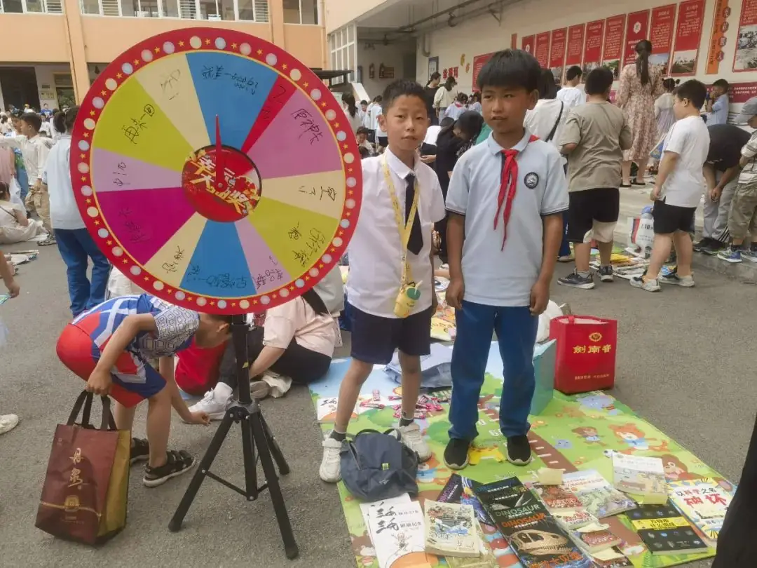 鹤壁市淇滨小学2024年读书节活动 之“跳蚤书市” 第8张 鹤壁市淇滨小学2024年读书节活动 之“跳蚤书市” 第8张