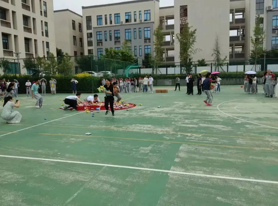 味蕾尽欢抢零食 奔赴中考释压力——浙师大附中开展初三学子抢零食趣味减压活动 第18张 味蕾尽欢抢零食 奔赴中考释压力——浙师大附中开展初三学子抢零食趣味减压活动 第18张